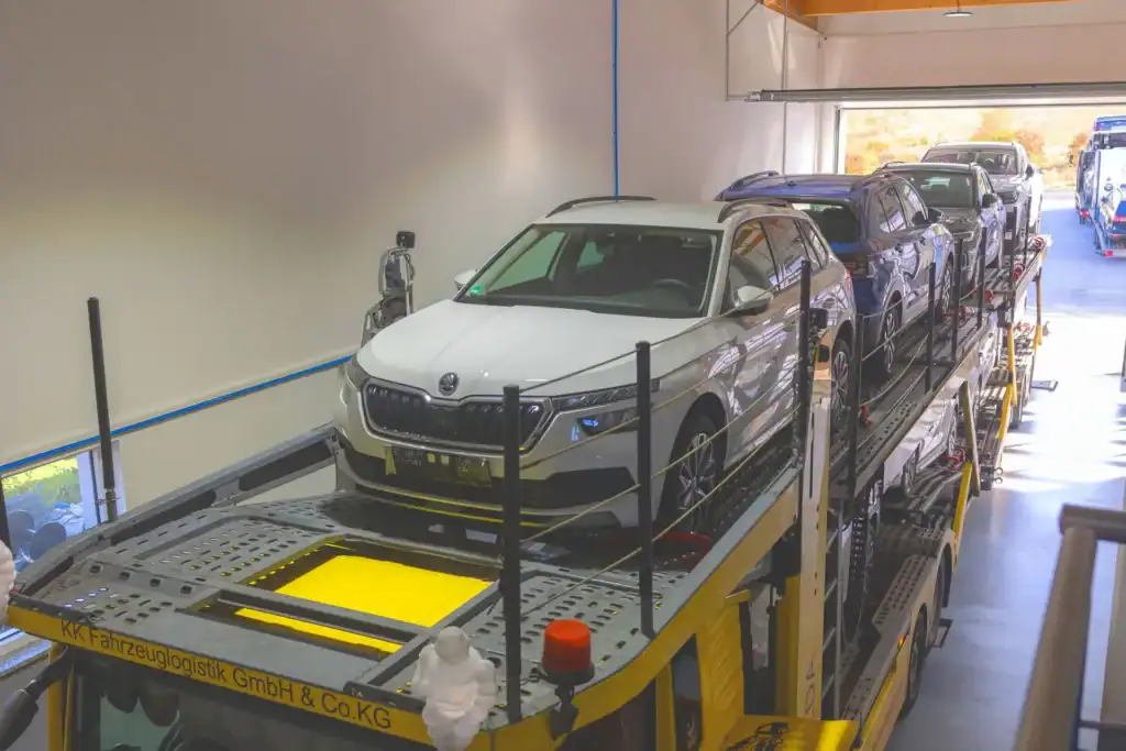 Präzises Auto-Transportfahrzeug mit Skoda Enyaq e-SUV, für Fahrzeuglogistik und Werkstattservice.